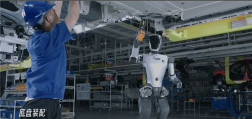 天才少年離職創(chuàng)業(yè) 稚暉君半年打造多功能人形機(jī)器人，上得工廠下得廚房，智能機(jī)器人銷售火爆