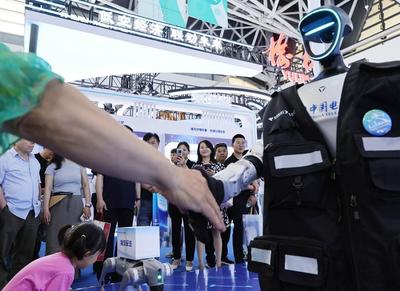 超吸睛！絲博會上智能機器人玩轉銷售新花樣